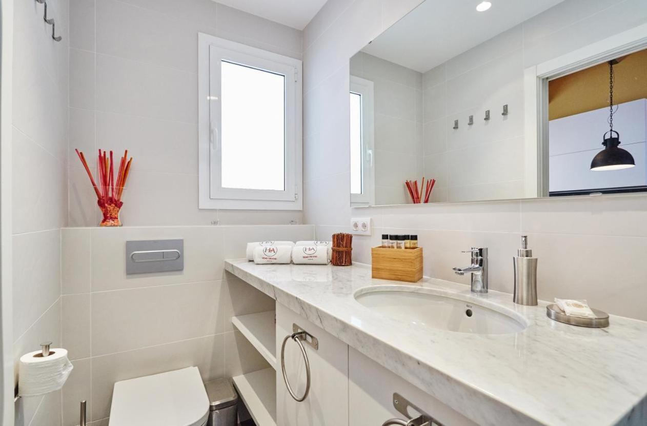 Lovely & Bright Bogatell Beach Apartment Барселона Екстериор снимка